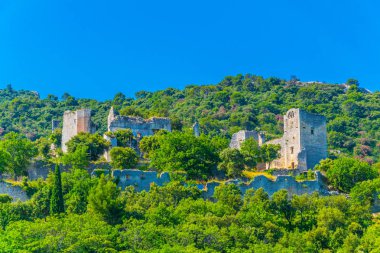 Oppede le Vieux, uçurumdan Luberon bölgesinde, Frangı bir köy tünemiş