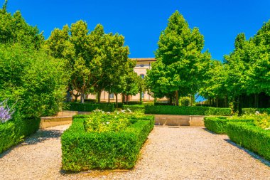 Gordes, Frangı Belediye bahçesinde görünümünü