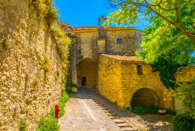 Frangı köyde Gordes dar sokak