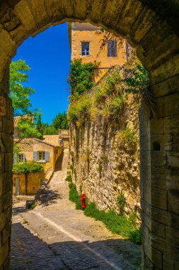 Frangı köyde Gordes dar sokak