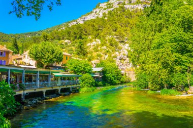 Fontaine de Vaucluse içinde Frangı, Riverside promanede