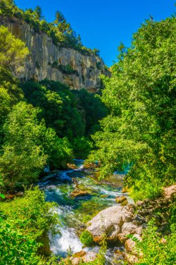 Franc 'taki Fontaine de Vaucluse köyünden geçen La sorgue Nehri