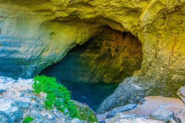Nehir la Sourge Frangı Fountaine de Vaucluse yakınındaki kaynağıdır