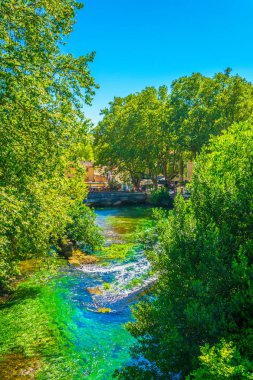 Franc 'taki Fontaine de Vaucluse köyünden geçen La sorgue Nehri