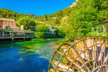 Fontaine de Vaucluse içinde Frangı, Riverside promanede