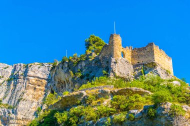 Philippe de Cabassolle Şatosu Franc 'taki Fontaine de Vaucluse köyünde kurulmuştur.