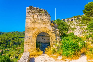 Philippe de Cabassolle Şatosu Franc 'taki Fontaine de Vaucluse köyünde kurulmuştur.