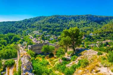 Philippe de Cabassolle Şatosu Franc 'taki Fontaine de Vaucluse köyünde kurulmuştur.