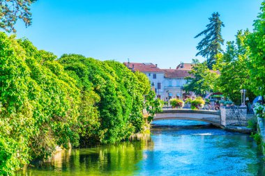 L'ısle sur la Sorgue içinde Frangı tarihi merkezi etrafında çalışan Kanal