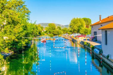 L'ısle sur la Sorgue içinde Frangı tarihi merkezi etrafında çalışan Kanal
