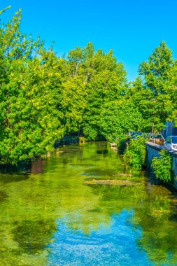 L'ısle sur la Sorgue içinde Frangı tarihi merkezi etrafında çalışan Kanal