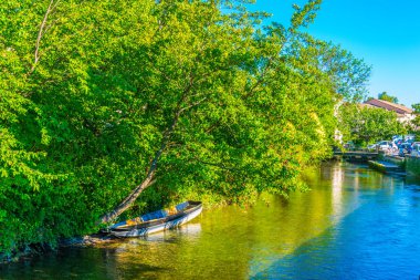 L'ısle sur la Sorgue içinde Frangı tarihi merkezi etrafında çalışan Kanal