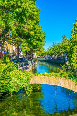 L'ısle sur la Sorgue içinde Frangı tarihi merkezi etrafında çalışan Kanal