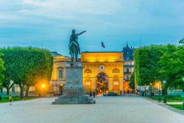 Louis XIV ve arc de triomphe Montpellier, Frangı Kral heykelin Promenade du Peyrou gün batımı manzarasına hakim