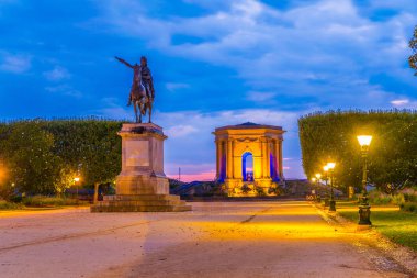 La Promenade du Kral Louis XIV Montpellier, Frangı heykeli hakim Peyrou gün batımı görünümü
