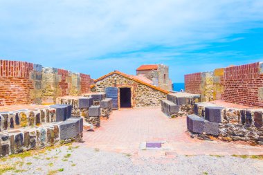 Colliour kraliyet kale avlusu