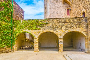 Colliour kraliyet kale avlusu