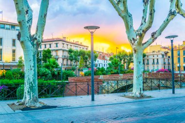 Şehir Merkezi, Perpignan, Frangı akan La Bassa Nehri üzerinde gün batımı görünümü