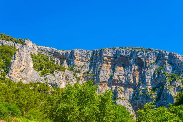 Montaña Sobre Pueblo Fontaine Vaucluse Franco — Foto de Stock