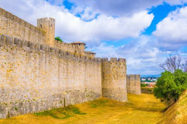 Sur Carcassonne, Frangı