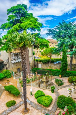Carcassonne, Frangı sur yanındaki küçük bir tropikal bahçe