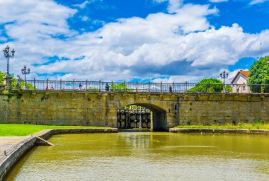 Bir savak görünümünü üzerinde Canal du Midi Carcassone, Frangı