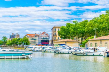 Turist tekne bağlama üzerinde Canal du midi Carcassonne'deki merkezi Frangı
