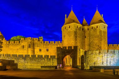 Porte Narbonnaise eski şehir, Carcassonne için Frangı önde gelen gece görünümü