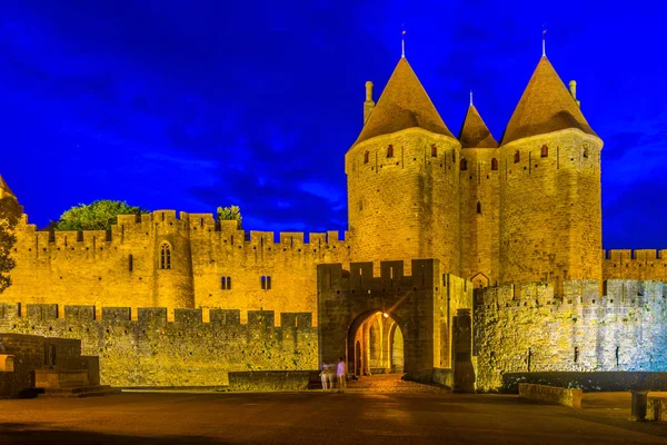 Vista Nocturna Porte Narbonnaise Que Conduce Casco Antiguo Carcasona Franc —  Fotos de Stock