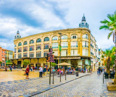 Narbonne, Fransa, 27 Haziran 2017: İnsanlar Frangı Narbonne merkezi merkezi bir meydanda üzerinde geziniyor