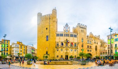 Narbonne, Fransa, 27 Haziran 2017: İnsanlar Frangı Narbonne merkezi merkezi bir meydanda üzerinde geziniyor