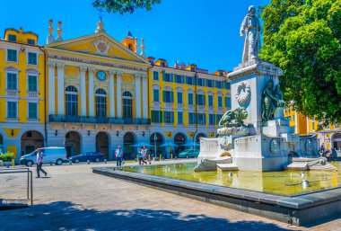 Nice, Fransa, 11 Haziran 2017: Garibaldi anıt ve Chapelle du Saint-Sepulcre Nice, Frangı