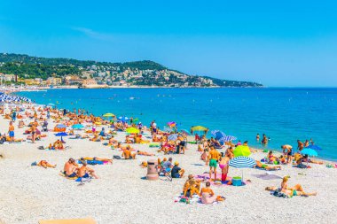 Nice, Fransa, 11 Haziran 2017: İnsanlar yaz Nice, Frangı bir plajda tadını çıkarıyor