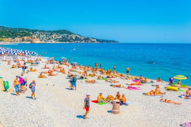 Nice, Fransa, 11 Haziran 2017: İnsanlar yaz Nice, Frangı bir plajda tadını çıkarıyor
