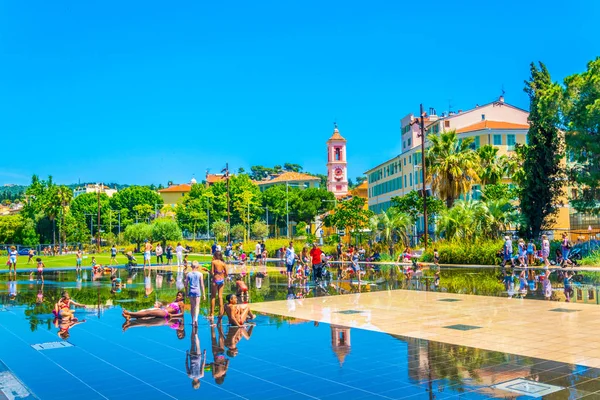 Nice França Junho 2017 Crianças Brincam Dentro Uma Fonte Parque — Fotografia de Stock