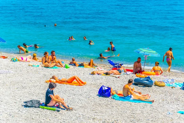 Nice, Fransa, 11 Haziran 2017: İnsanlar yaz Nice, Frangı bir plajda tadını çıkarıyor
