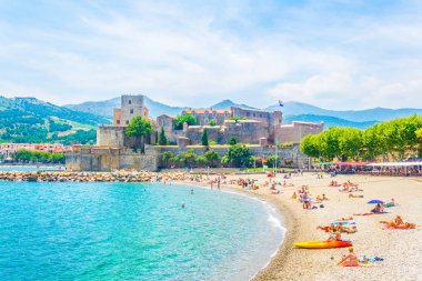 Collioure, Fransa, 26 Haziran 2017: İnsanlar Collioure, Frangı kraliyet kale önünde bir plajda döşeme