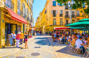 Aix-En-Provence, Fransa, 18 Haziran 2017: İnsanlar aracılığıyla merkezi Aix-en-Provence, Frangı dar bir sokakta geziniyor