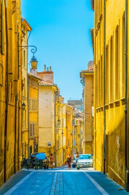 Aix-En-Provence, Fransa, 18 Haziran 2017: İnsanlar aracılığıyla merkezi Aix-en-Provence, Frangı dar bir sokakta geziniyor