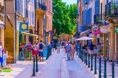 Aix-En-Provence, Fransa, 18 Haziran 2017: İnsanlar aracılığıyla merkezi Aix-en-Provence, Frangı dar bir sokakta geziniyor