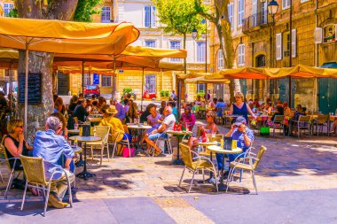 Aix-En-Provence, Fransa, 18 Haziran 2017: İnsanlar aracılığıyla merkezi Aix-en-Provence, Frangı dar bir sokakta geziniyor