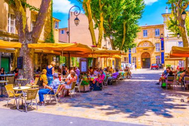 Aix-En-Provence, Fransa, 18 Haziran 2017: İnsanlar aracılığıyla merkezi Aix-en-Provence, Frangı dar bir sokakta geziniyor