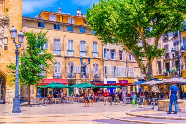 Aix-En-Provence, Fransa, 18 Haziran 2017: İnsanlar aracılığıyla merkezi Aix-en-Provence, Frangı dar bir sokakta geziniyor
