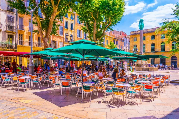 Aix Provence Francie Června 2017 Lidé Procházejí Skrze Úzkou Ulici — Stock fotografie