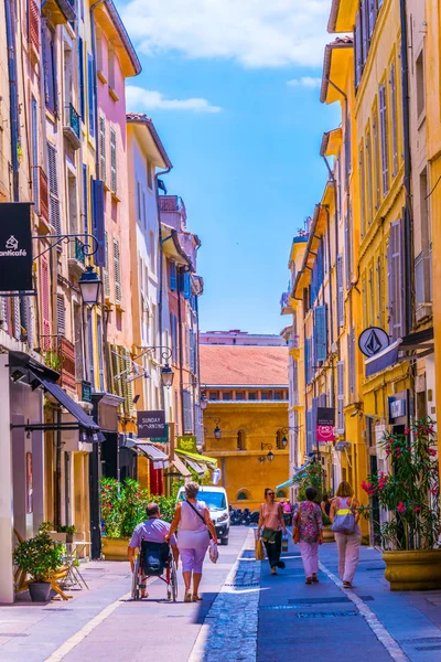 Aix Provence Francja Czerwca 2017 Ludzie Spacerując Wąskiej Ulicy Centrum — Zdjęcie stockowe