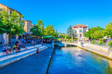 L'Isle-Sur-La-Sorgue, Fransa, 24 Haziran 2017: L'ısle sur la Sorgue içinde Frangı tarihi merkezi etrafında çalışan Kanal