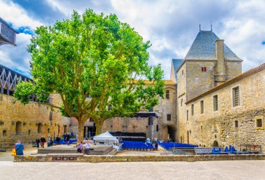 Carcassonne, Fransa, 28 Haziran 2017: Carcassonne'deki Frangı Chateau comtal avlusu