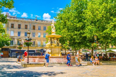 Carcassonne, Fransa, 28 Haziran 2017: Carcassonne Merkezi, Frangı dar bir sokakta