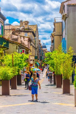 Carcassonne, Fransa, 28 Haziran 2017: Carcassonne Merkezi, Frangı dar bir sokakta