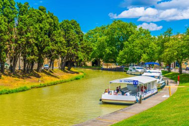 Carcassonne, Fransa, 28 Haziran 2017: Turist tekne demirleme Canal du midi Carcassonne'deki merkezi Frangı üzerinde